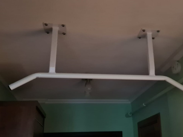 Pievilkšanās stienis pie griestiem