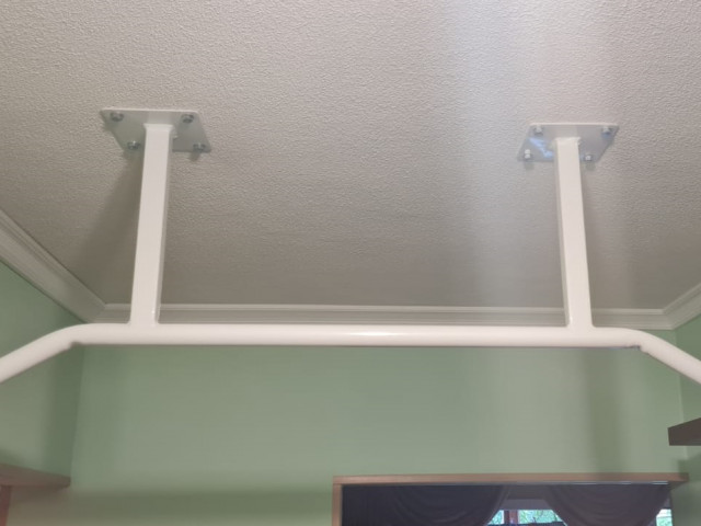 Pievilkšanās stienis pie griestiem