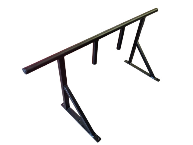 Pievilkšanās stienis ar papildus rokturiem