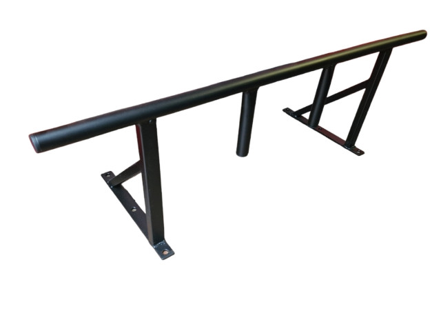 Pievilkšanās stienis ar papildus rokturiem (virs durvīm)