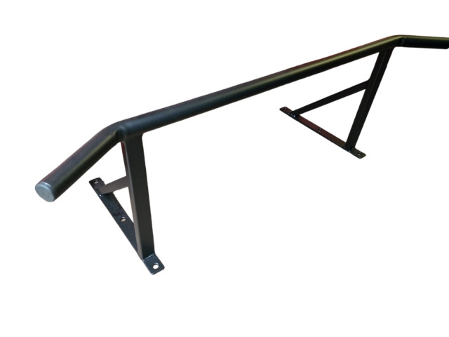 Pievilkšanās stienis ar slīpiem rokturiem (virs durvīm)