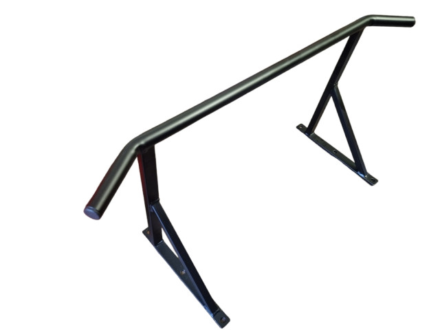 Pievilkšanās stienis ar slīpiem rokturiem