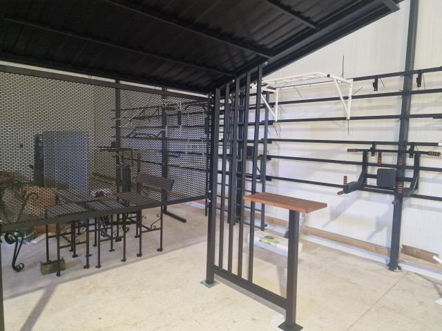 Nojume grilam ar metāla jumtu