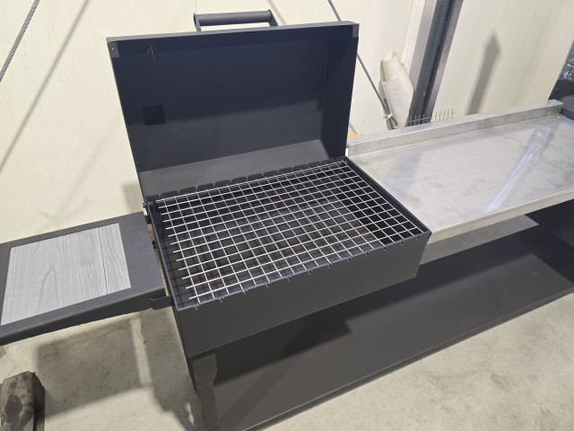 Grils ar čuguna durvīm un galdiņu 3in1, D40cm