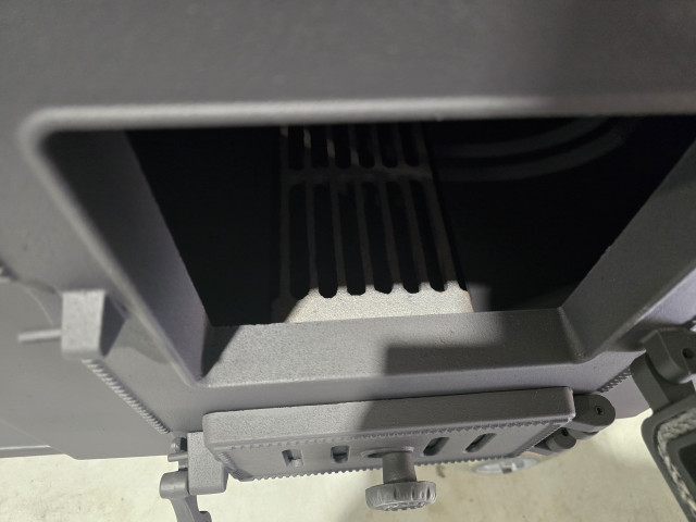 Grils ar čuguna durvīm un galdiņu 3in1, D40cm