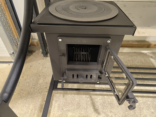 Krāsns/grils ar nojumi