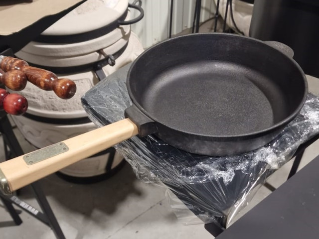 Чугунная сковорода 260*55 мм с деревянной ручкой