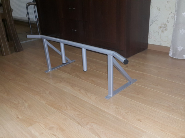 Pievilkšanās stienis ar slīpiem un papildus rokturiem (virs durvīm)