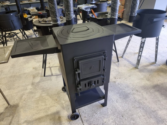 Krāsns ar plauktiem un skursteni, kvadrāta D45 cm