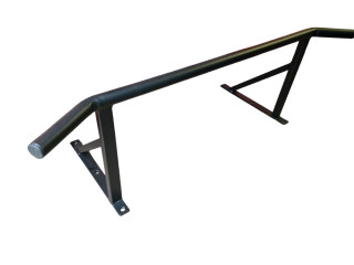 Pievilkšanās stienis ar slīpiem rokturiem (virs durvīm)