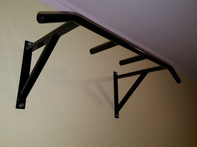 Pievilkšanās stienis ar slīpiem un papildus rokturiem